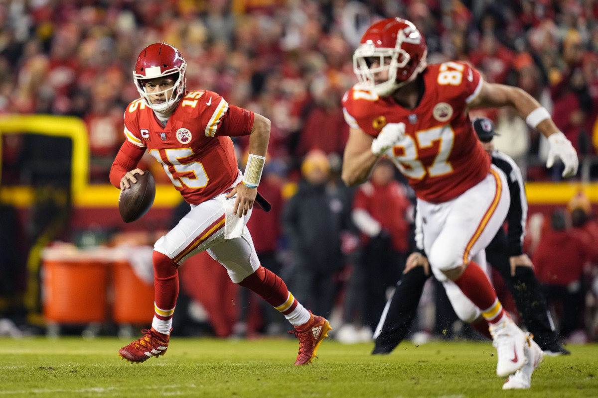 Jan 16, 2022; Kansas City, Missouri, USA; Kansas City Chiefs quarterback Patrick Mahomes (15) runs with the ball behind tight end Travis Kelce (87) during the first quarter against the Pittsburgh Steelers in an AFC Wild Card playoff football game at GEHA Field at Arrowhead Stadium. Mandatory Credit: Jay Biggerstaff-USA TODAY Sports